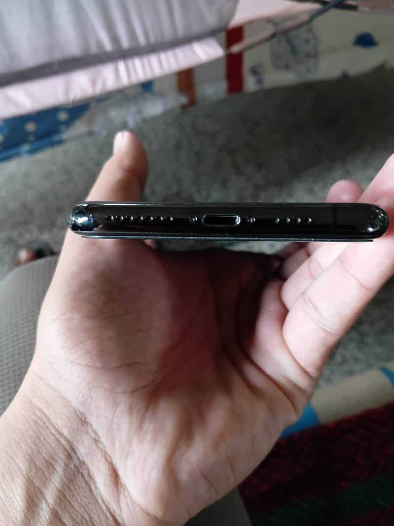 Apple iPhone 11 Pro Max 4