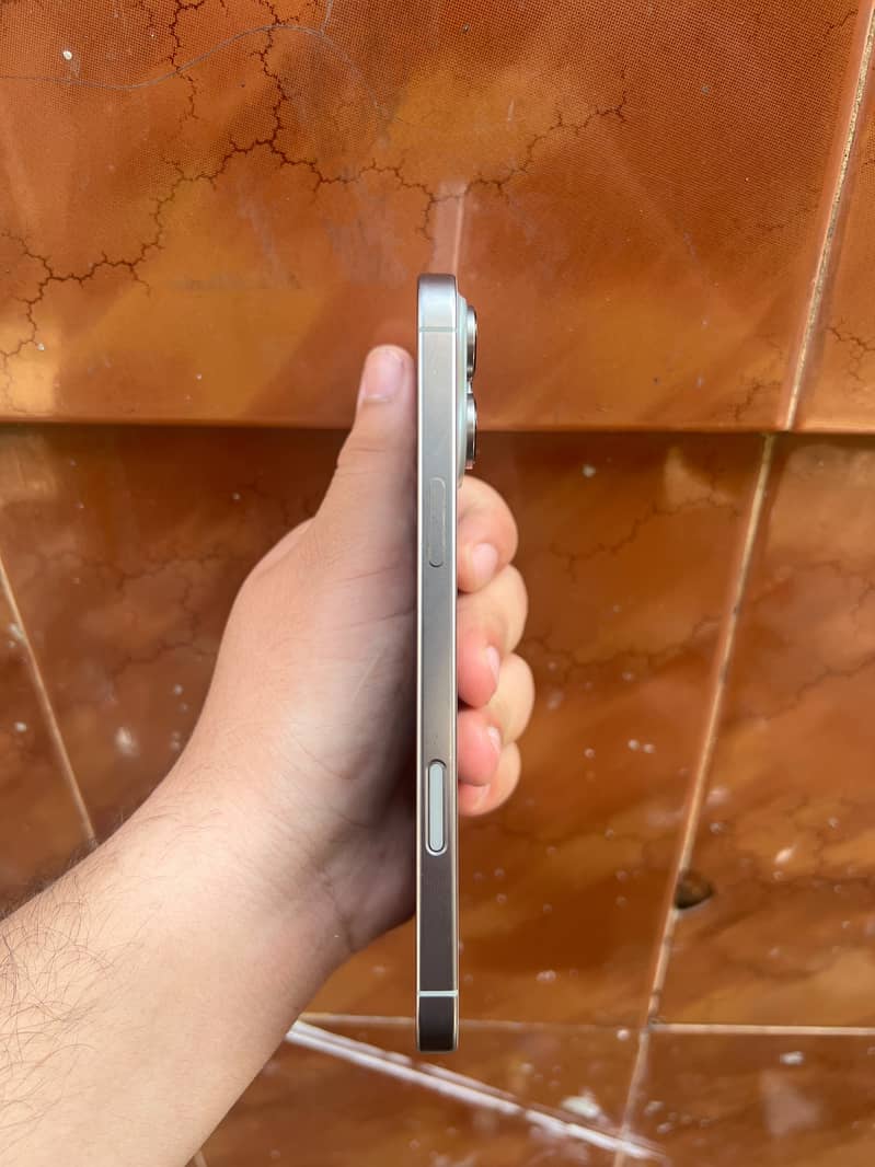Apple iPhone 16 Pro Max 3