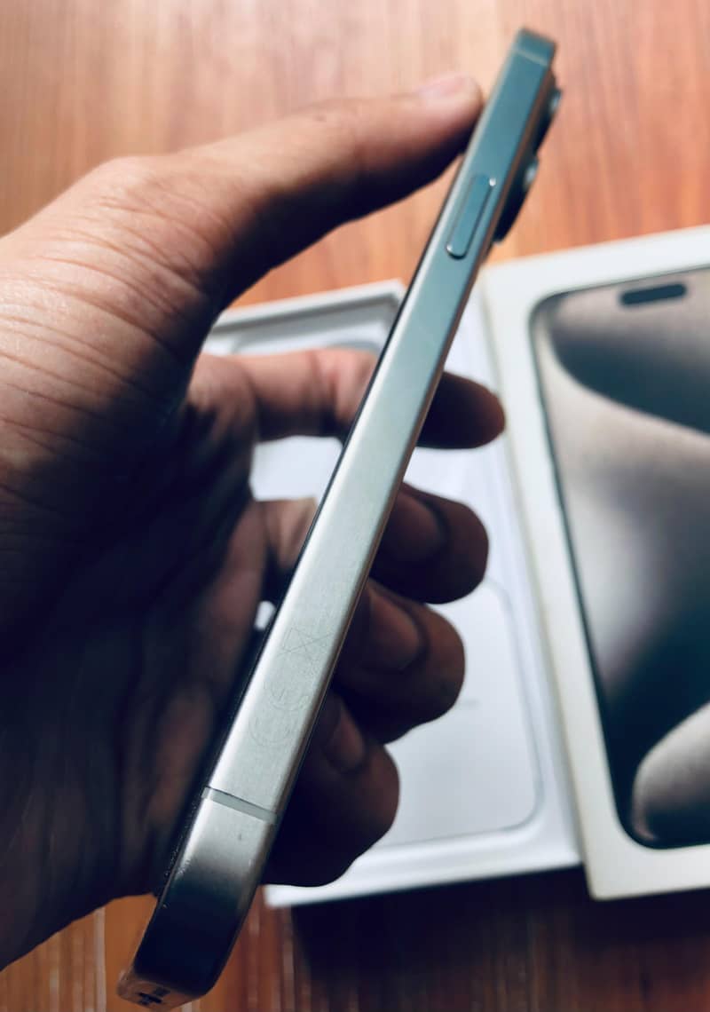 iPhone 15 Pro Max 4