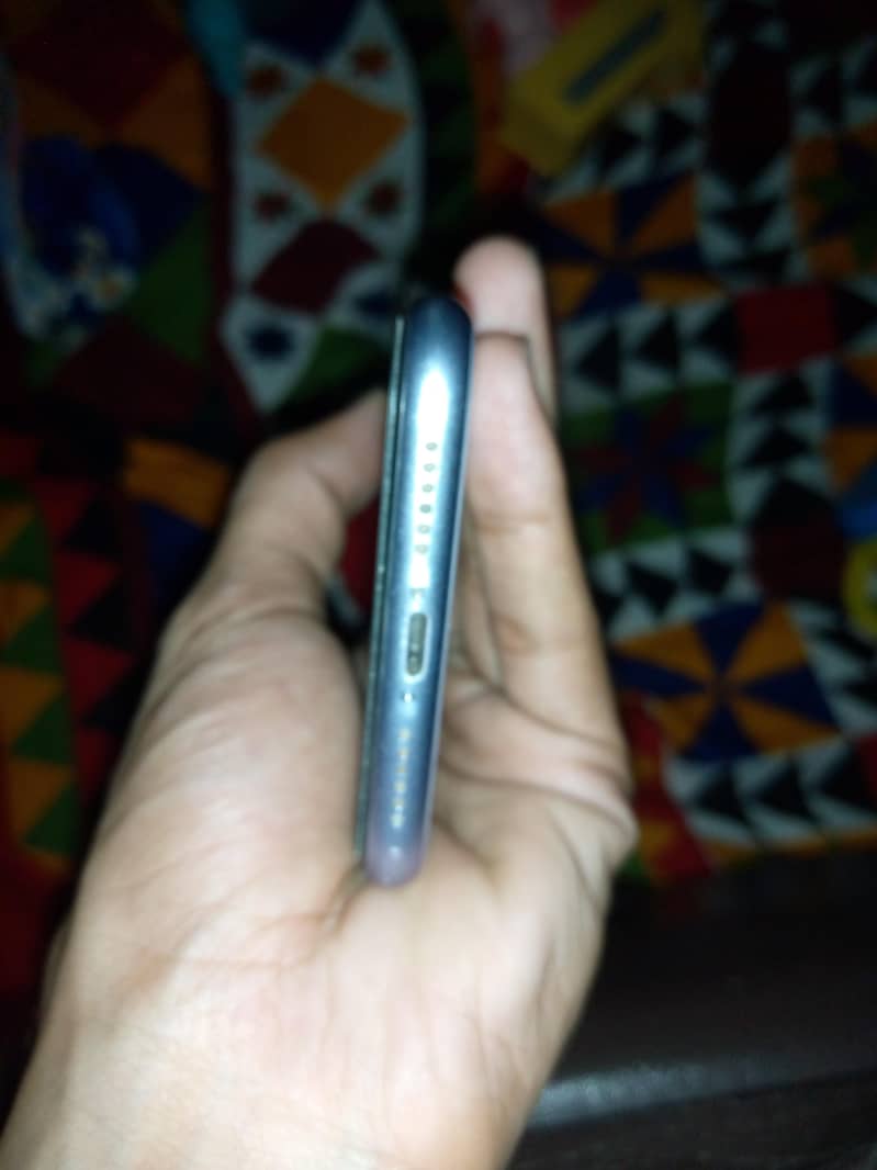 Apple iPhone 11 4