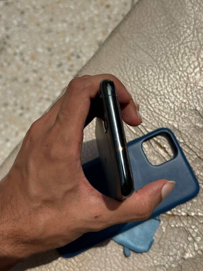 Apple iPhone 11 Pro Max 4