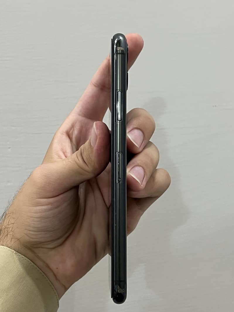 Apple iPhone 11 Pro Max 4