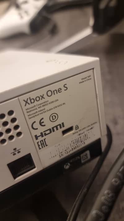 xbox one s 1tb with 2 controllers