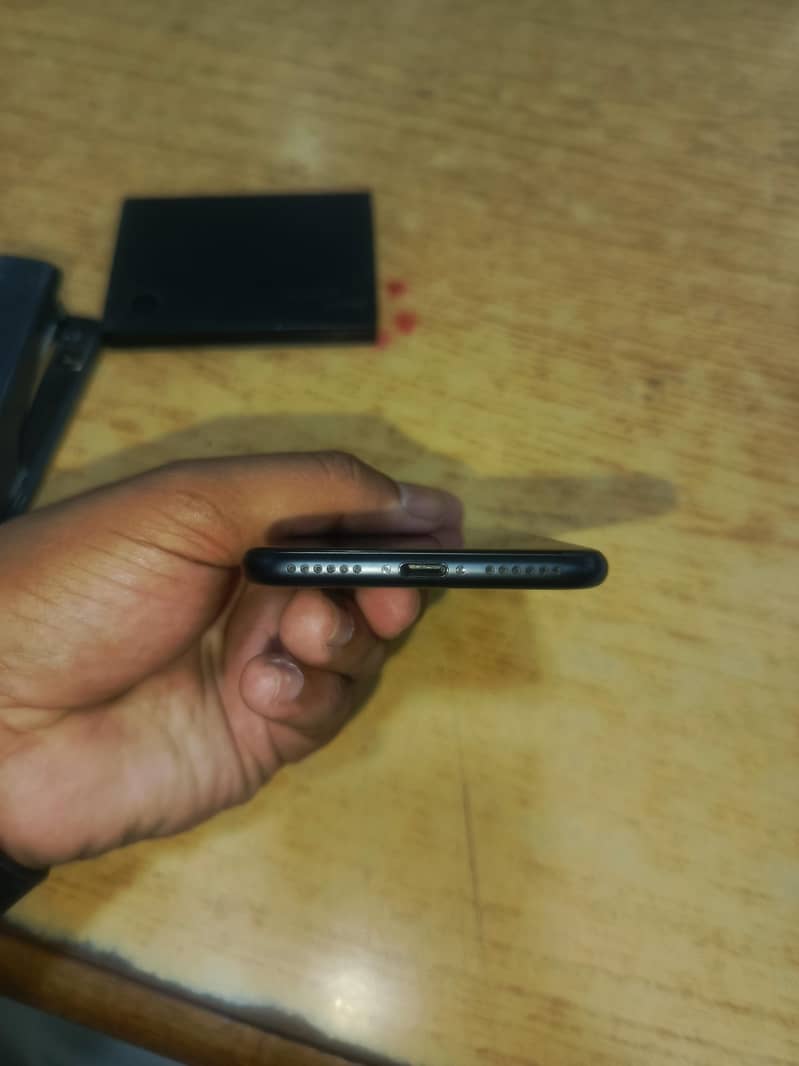 Apple iPhone 7 2