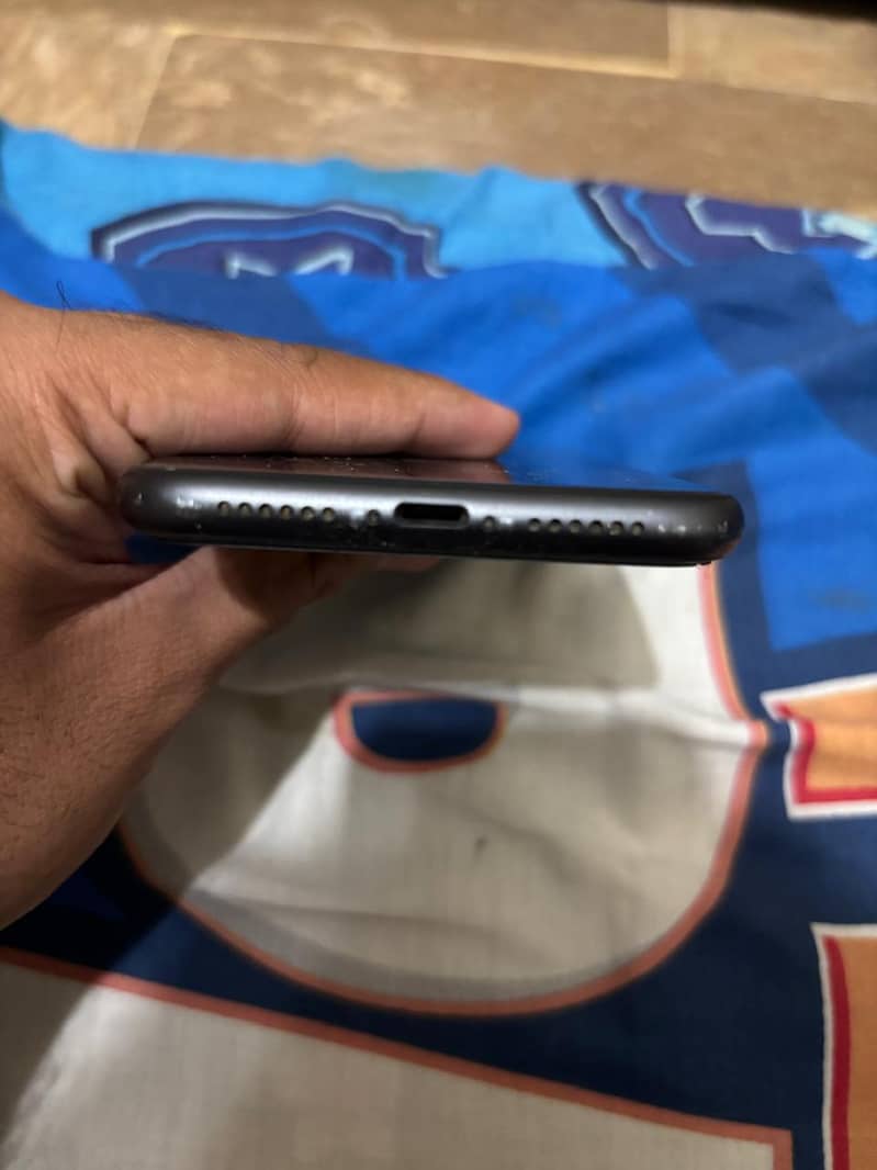 Apple iPhone 11 4