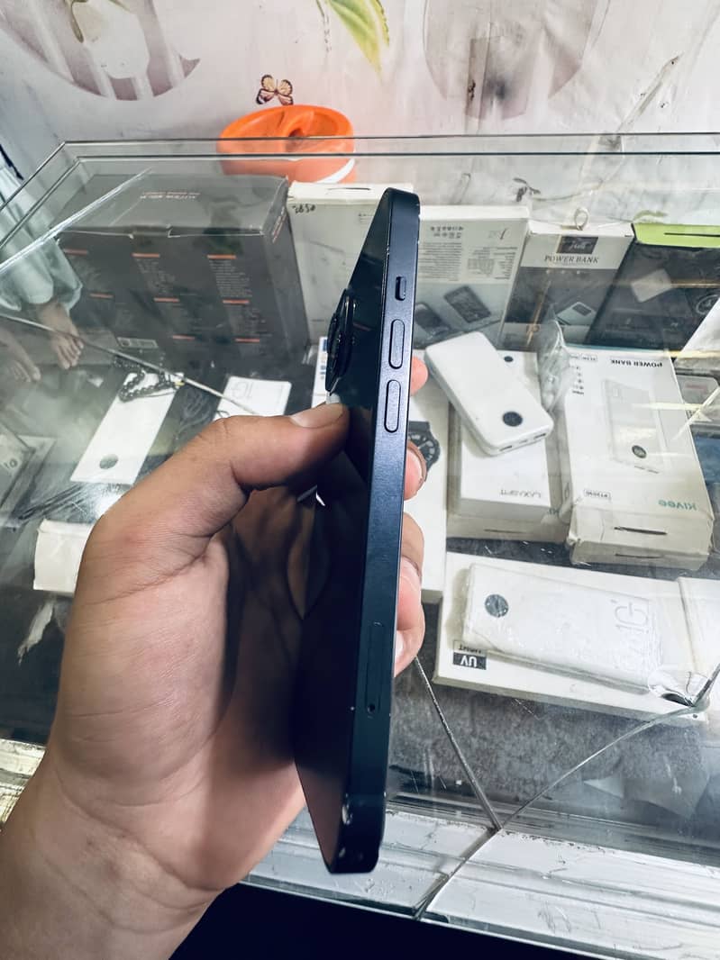 Apple iPhone 13 1