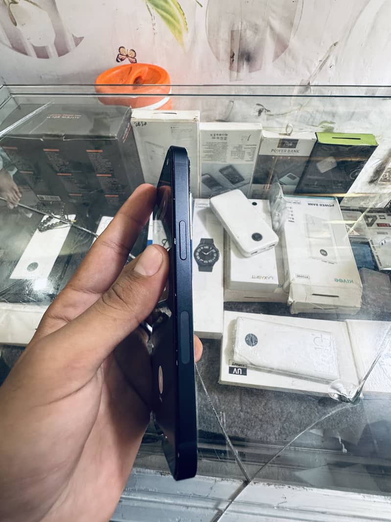 Apple iPhone 13 2
