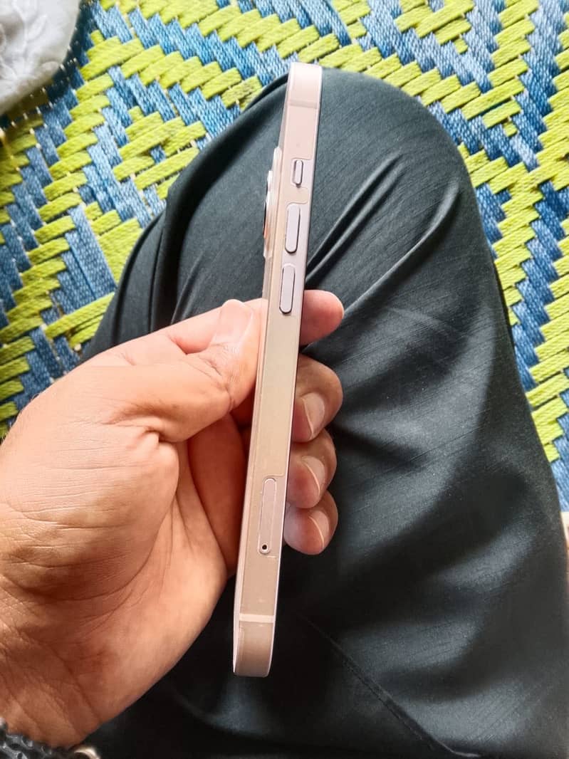 Apple iPhone 13 4