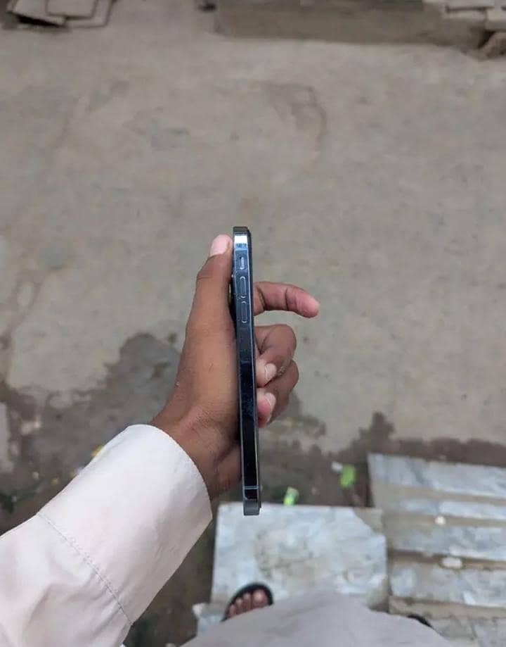 Apple iPhone XR 7