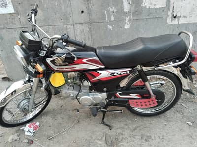 Honda CD70 2025