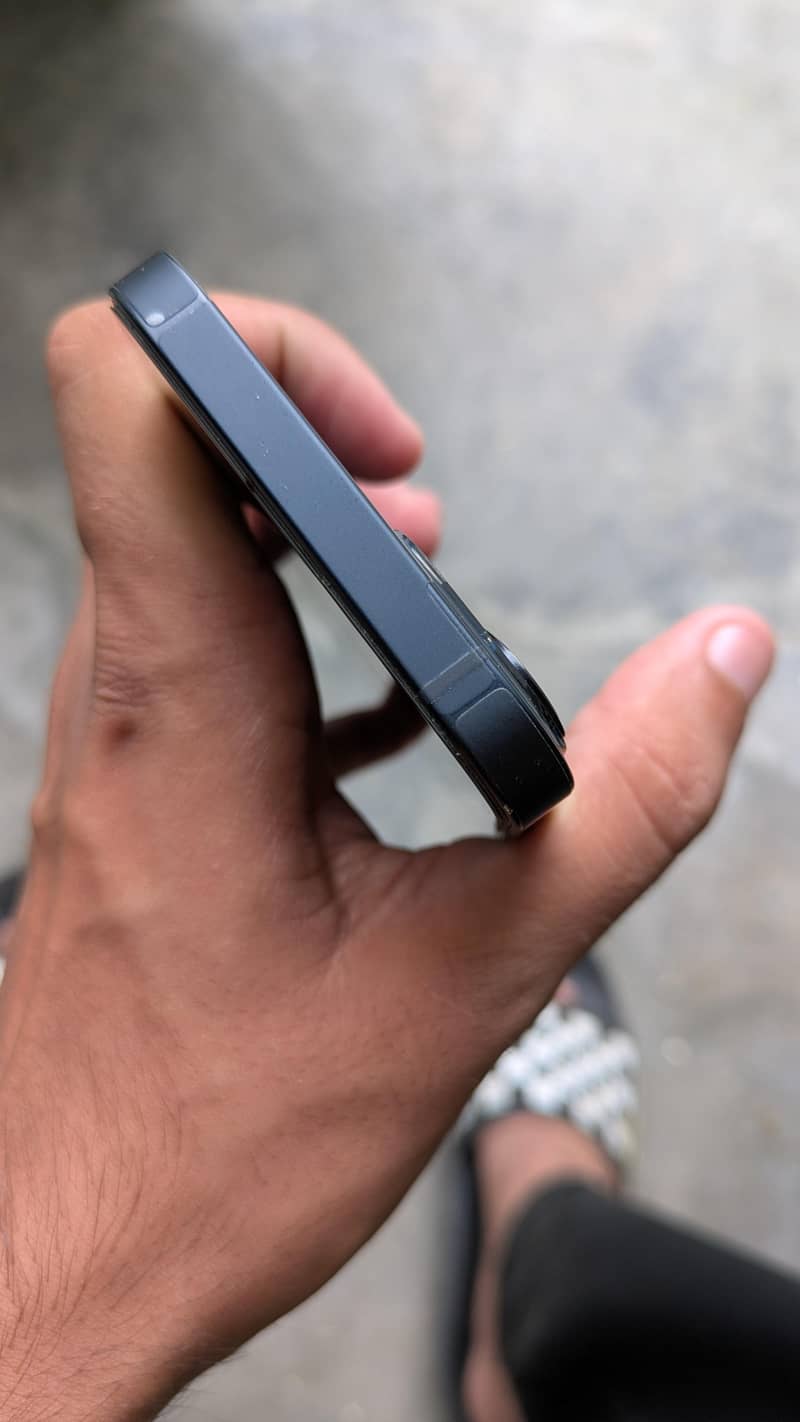 Apple iPhone 13 5