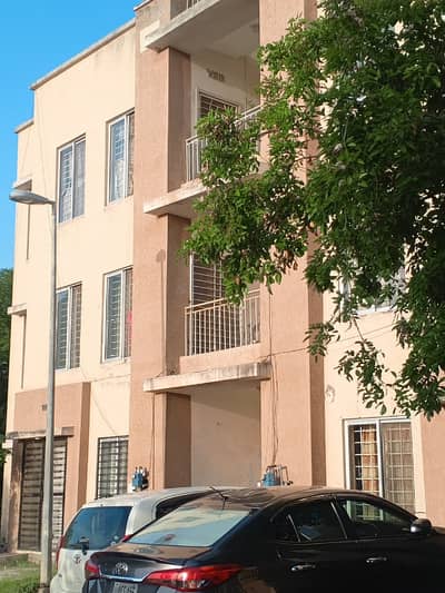 Awamii 3 2nd Floor bajlii panii Available2 bedroom TV Lounch kitchen Family villa ha neat clean