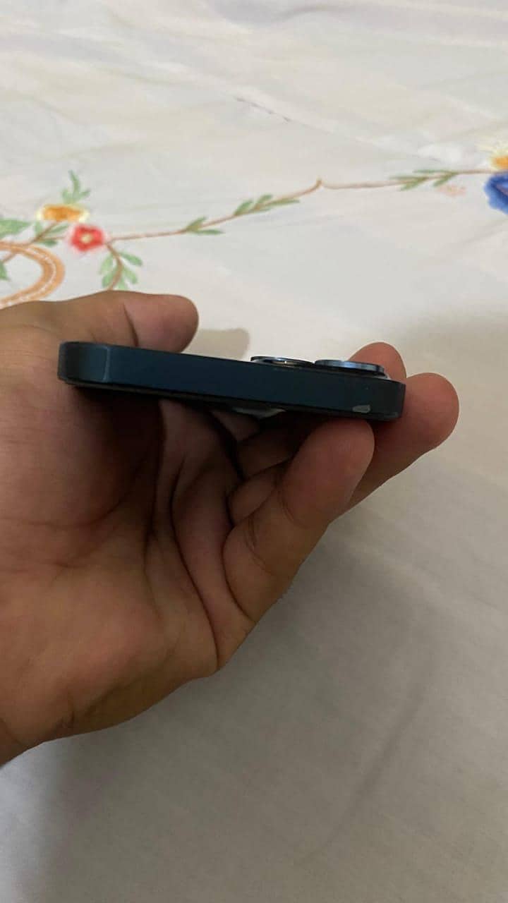 Apple iPhone 13 2
