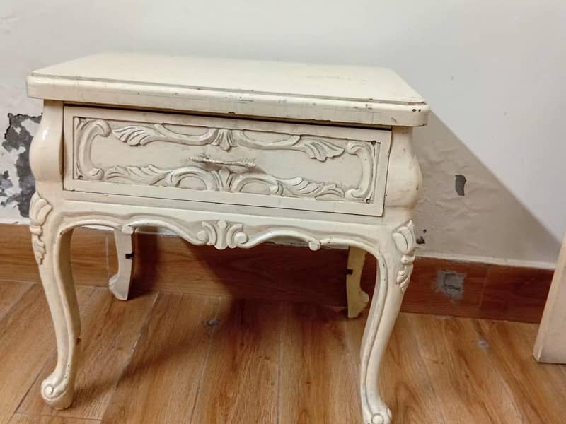 bed with side tables and dressing table 3