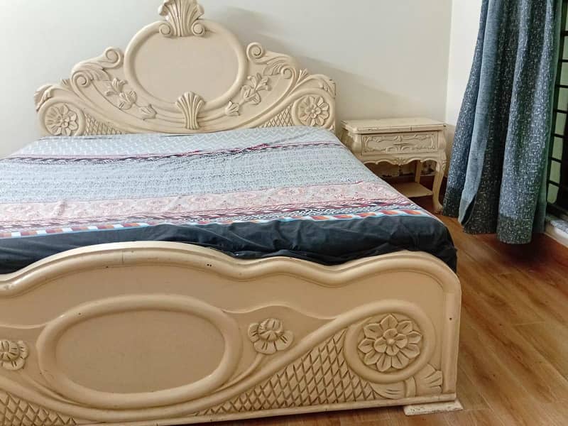 bed with side tables and dressing table 4