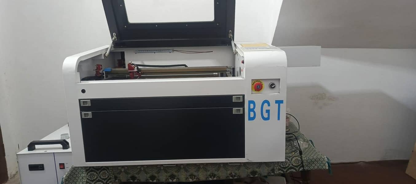 Acralic CO2 Machine Cutting 0