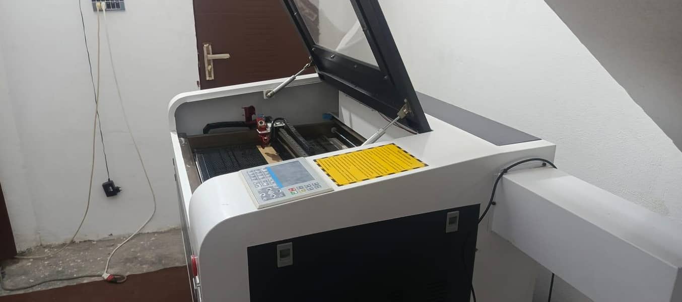 Acralic CO2 Machine Cutting 1
