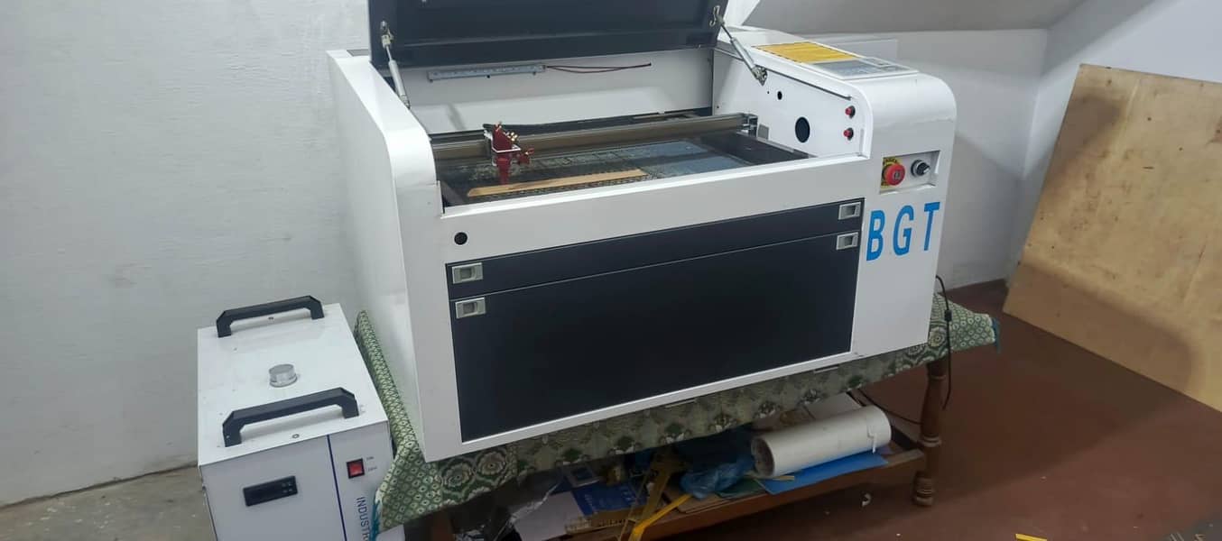Acralic CO2 Machine Cutting 2