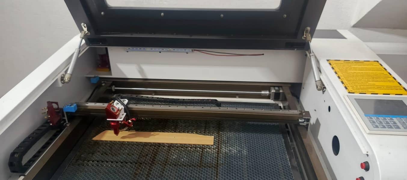 Acralic CO2 Machine Cutting 4
