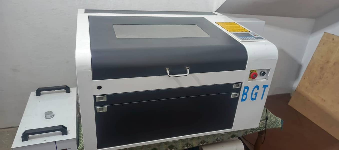 Acralic CO2 Machine Cutting 5