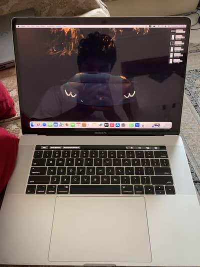 MacBook Pro 15" 2017 i7 16GB 256GB Touch Bar Radeon 555