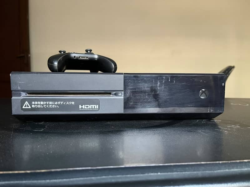 xbox one with controller 2