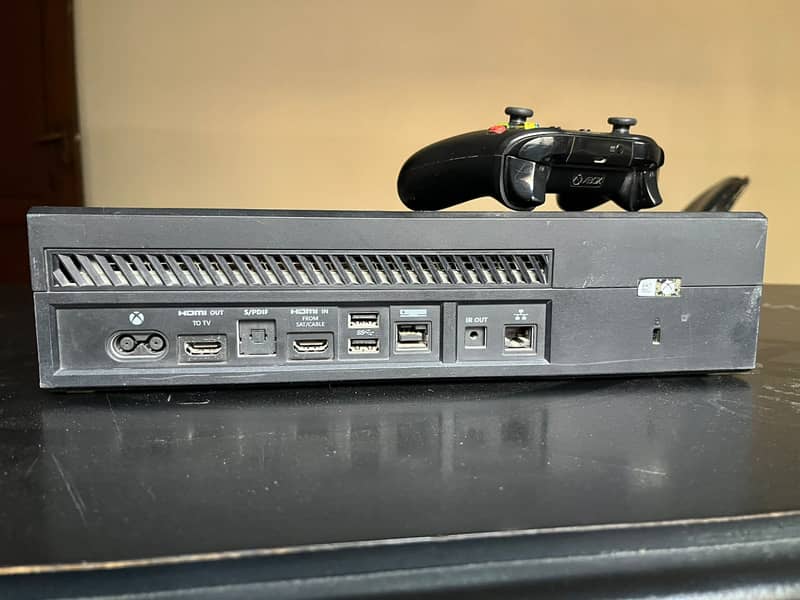 xbox one with controller 3