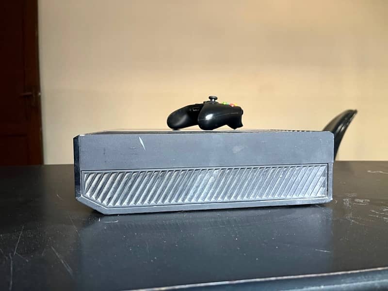 xbox one with controller 4