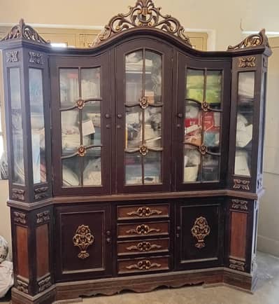 Good condition wooden showcase