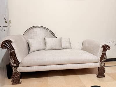 royale dewan very good condition new with very nice smooth fabric
