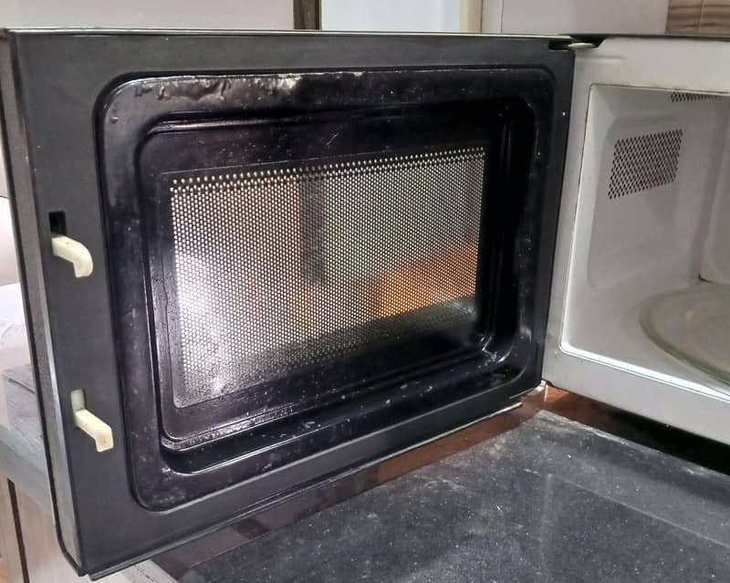 Daewoo microwave small 1
