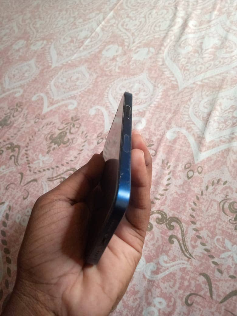 Apple iPhone 12 4