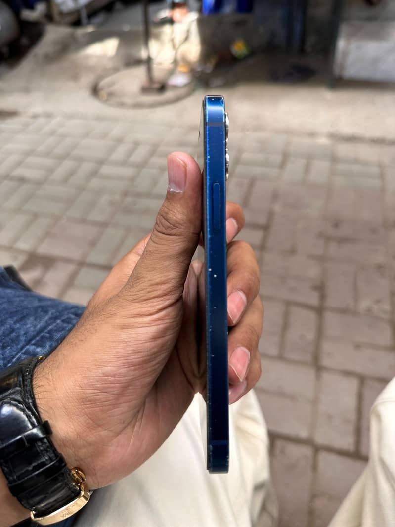 Apple iPhone 12 2