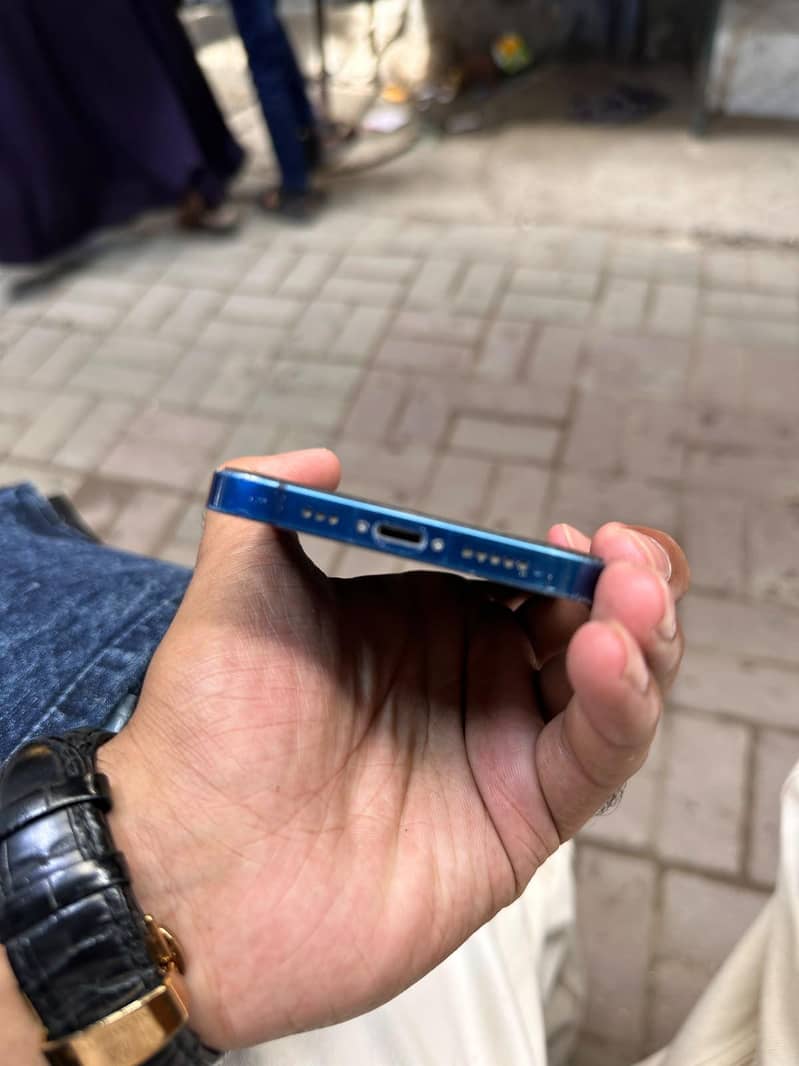 Apple iPhone 12 4