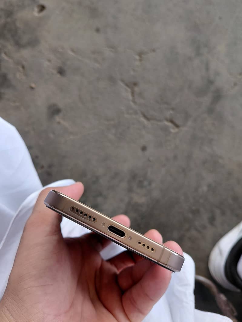 Apple iPhone 16 Pro Max 2