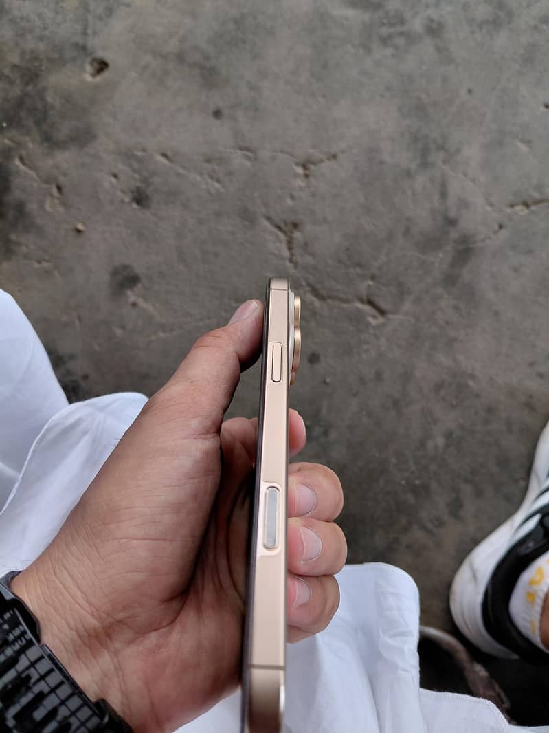 Apple iPhone 16 Pro Max 5