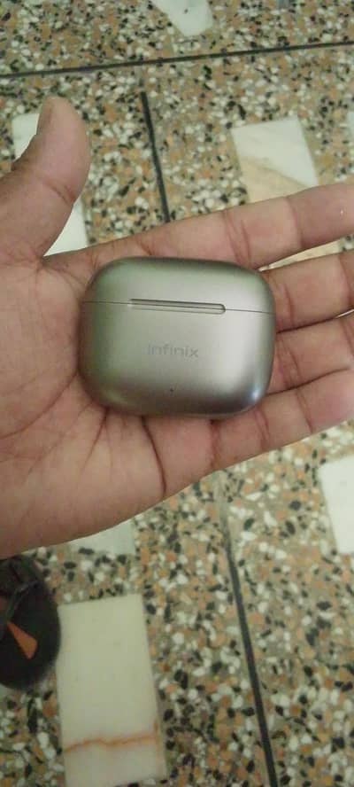 Earbuds infinix xe32 picture attached 10/10 condition