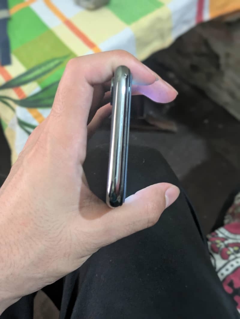 Apple iPhone X 4