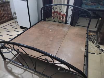 Queen size iron bEd. . 9000