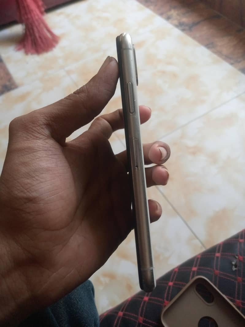 Apple iPhone X 4