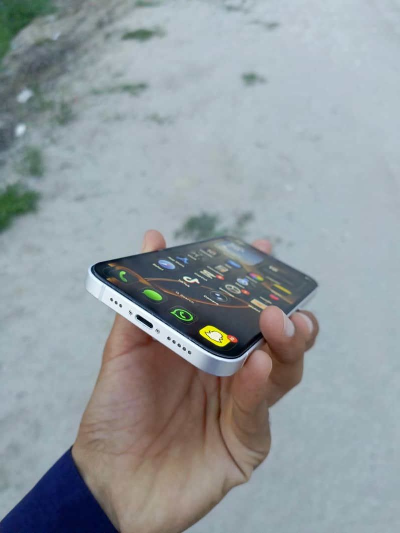 Apple iPhone 12 4