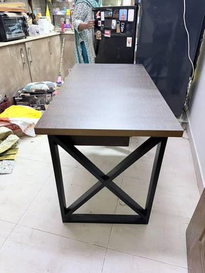 Medium sized office table for Sale. URGENT. 10/10 condition