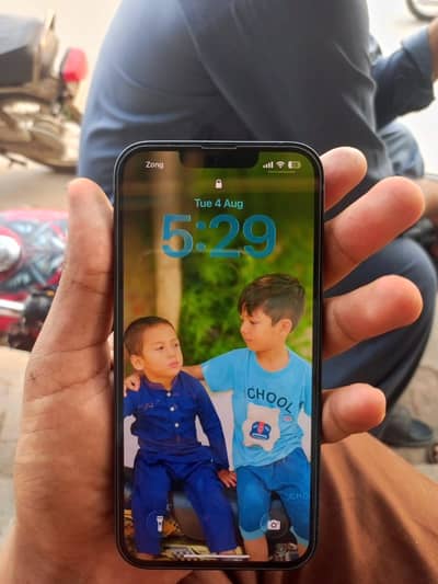 Apple iPhone 13