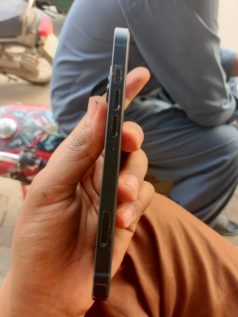 Apple iPhone 13 4