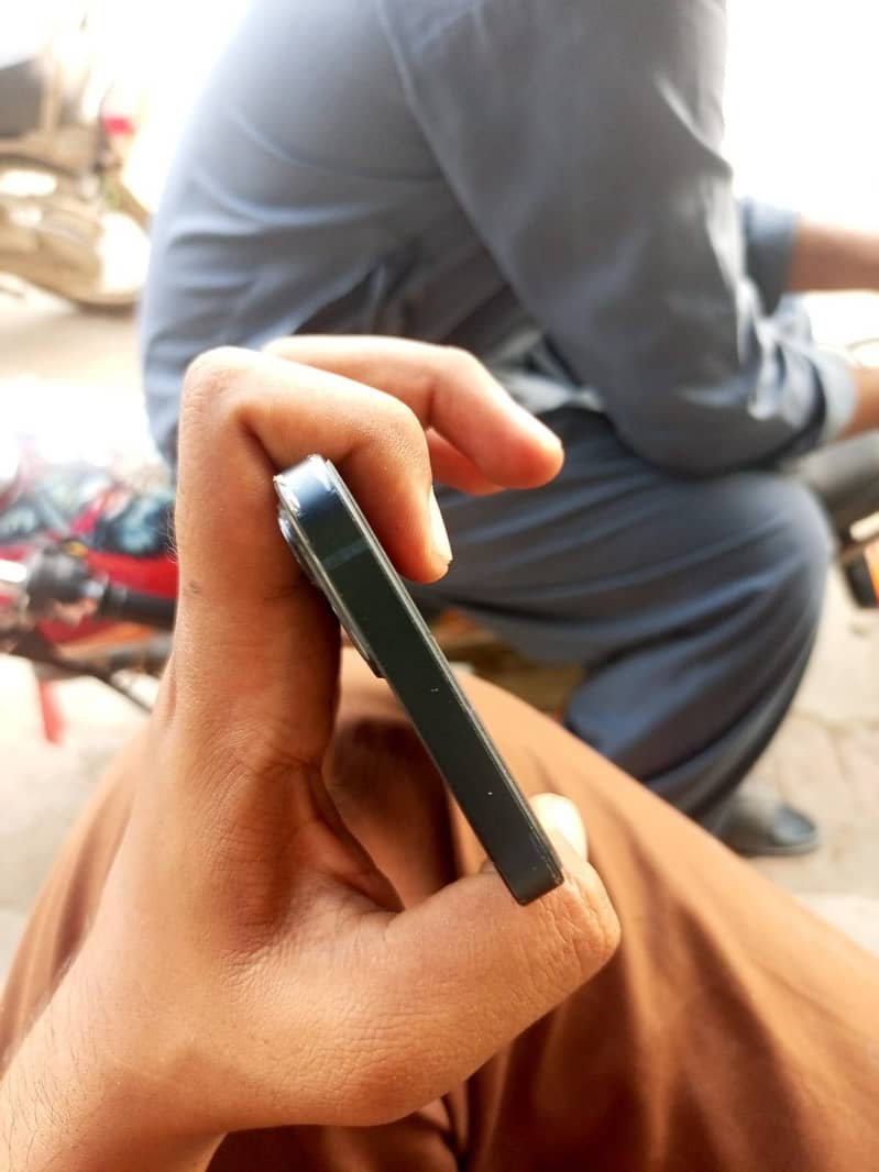 Apple iPhone 13 6