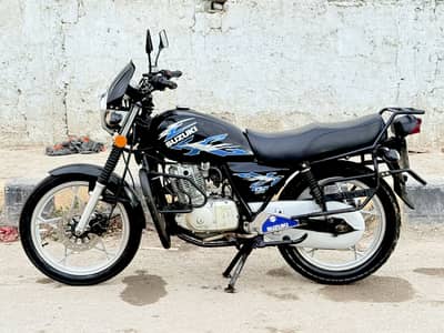 Gs 150 SE MODEL 22/23 immaculate genuine bike 0/3/1/0/2/3/8/2/2/6/9