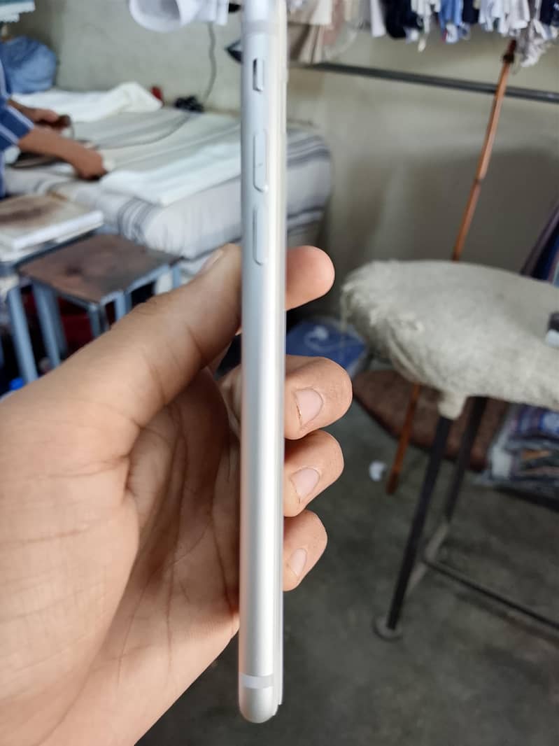 Apple iPhone 7 3
