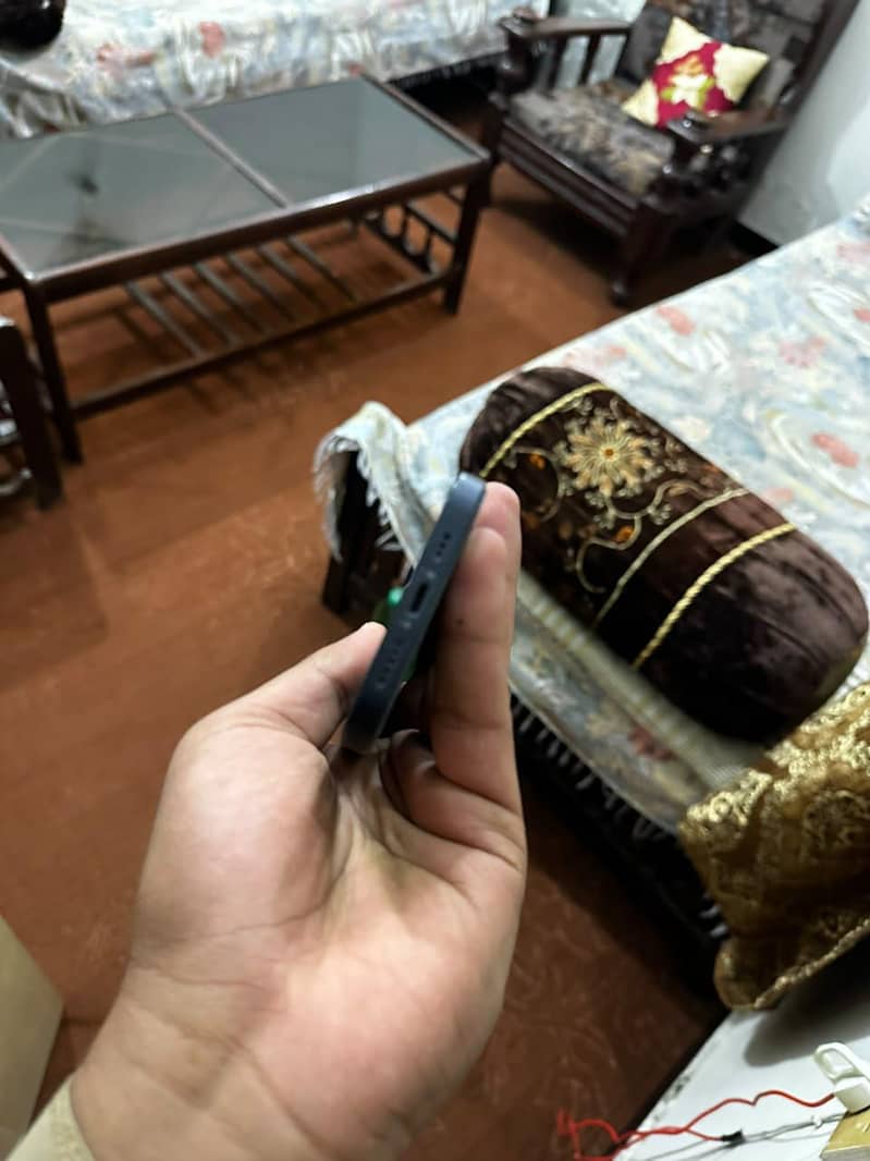 Apple iPhone 12 4