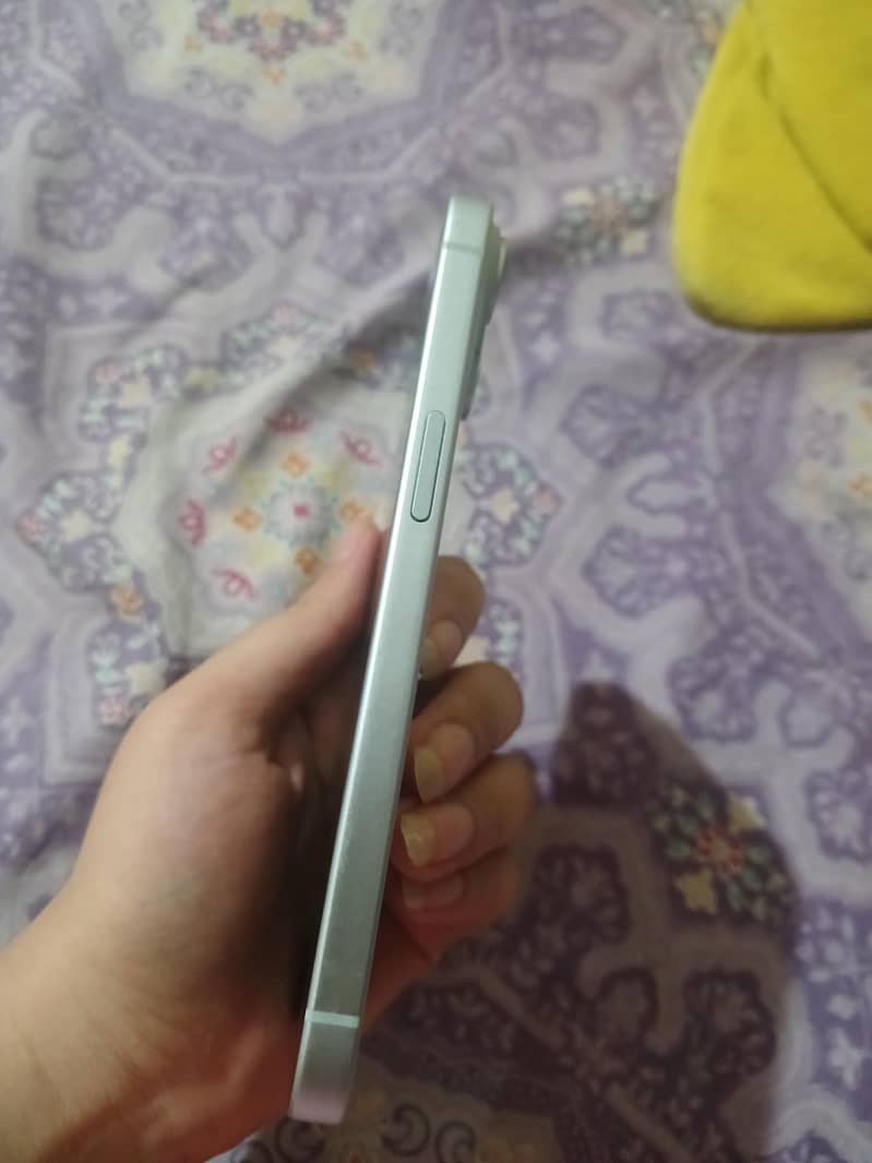 IPhone 15 4