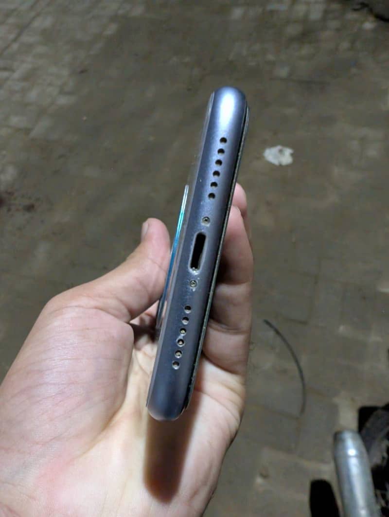 Apple iPhone 11 4